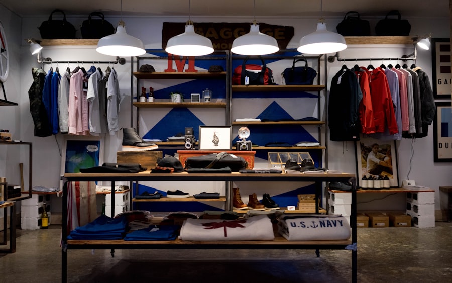 Interior de un comercio con productos en estanterías