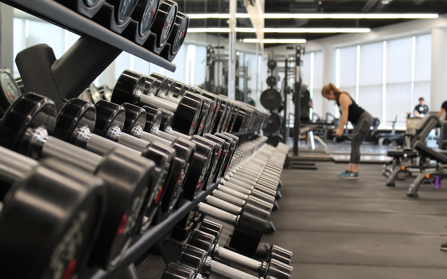Personas entrenando en un gimnasio